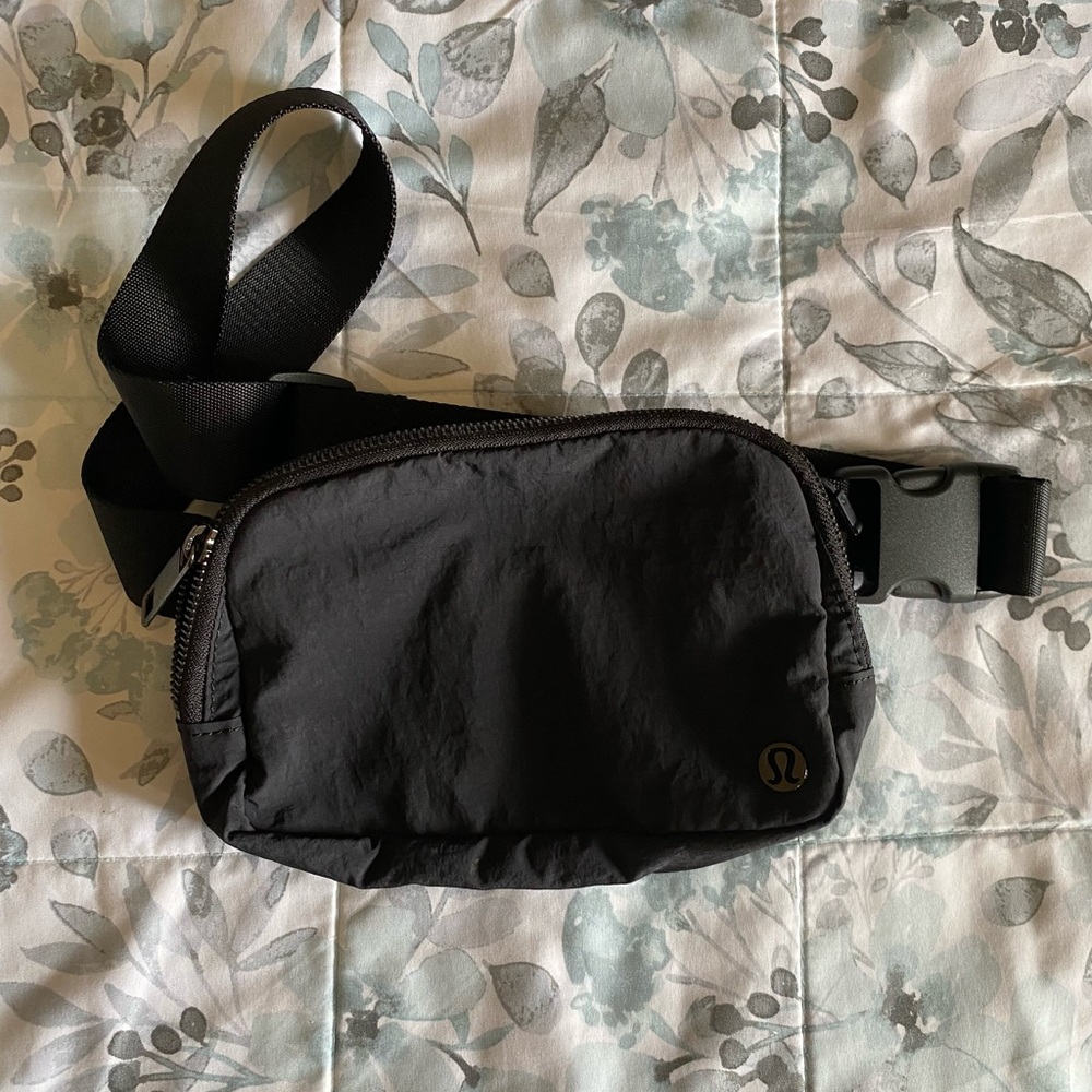 Lululemon cross body pouch